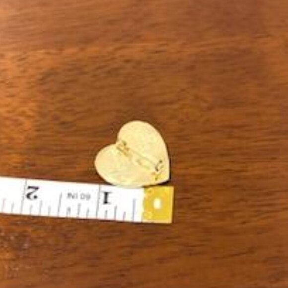 The Variety Club Vintage Gold Tone Rippled Heart Brooch Pin. - Picture 6 of 11